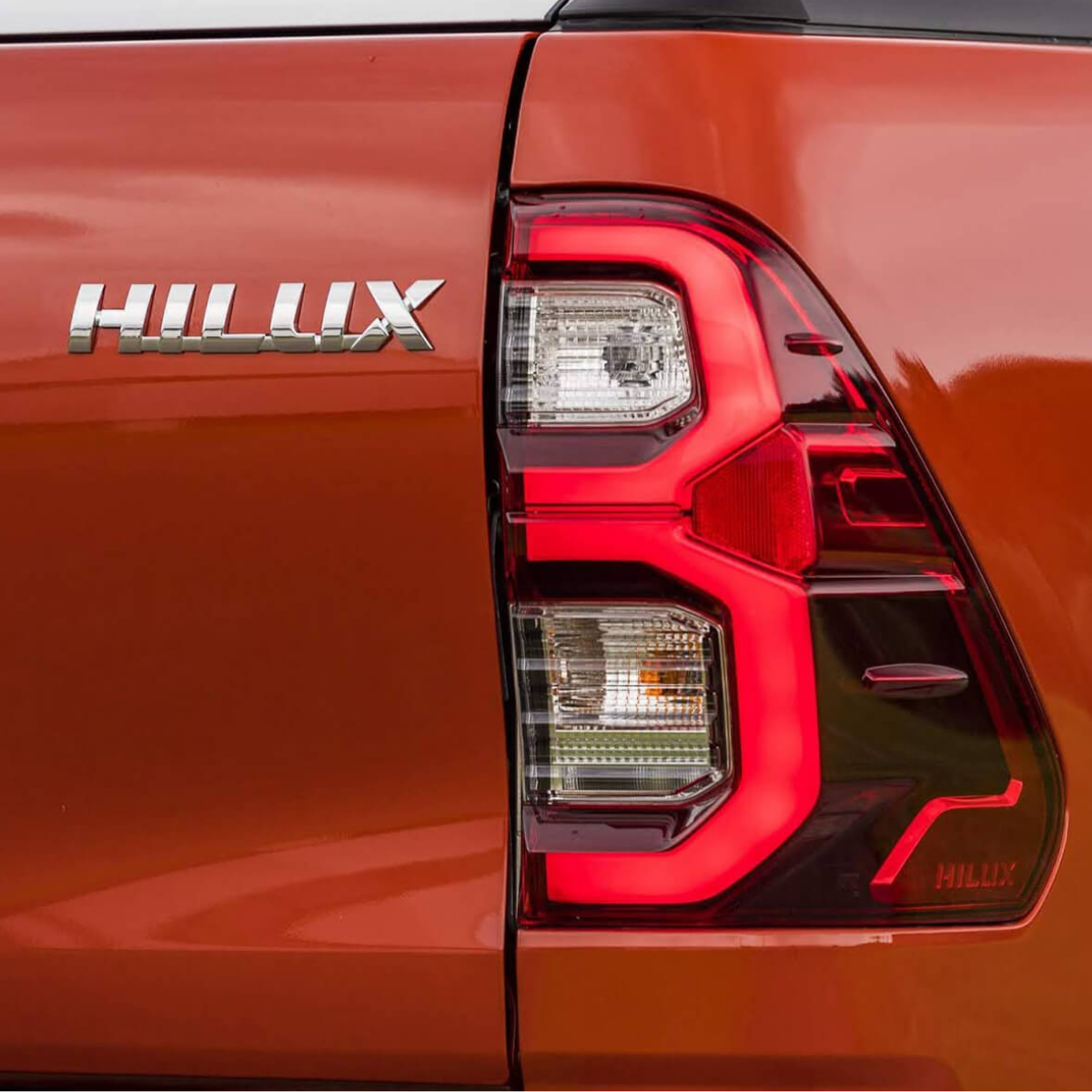 Par Lanterna LED Hilux SRX Vermelha 2021 a 2026 - Imagem 3